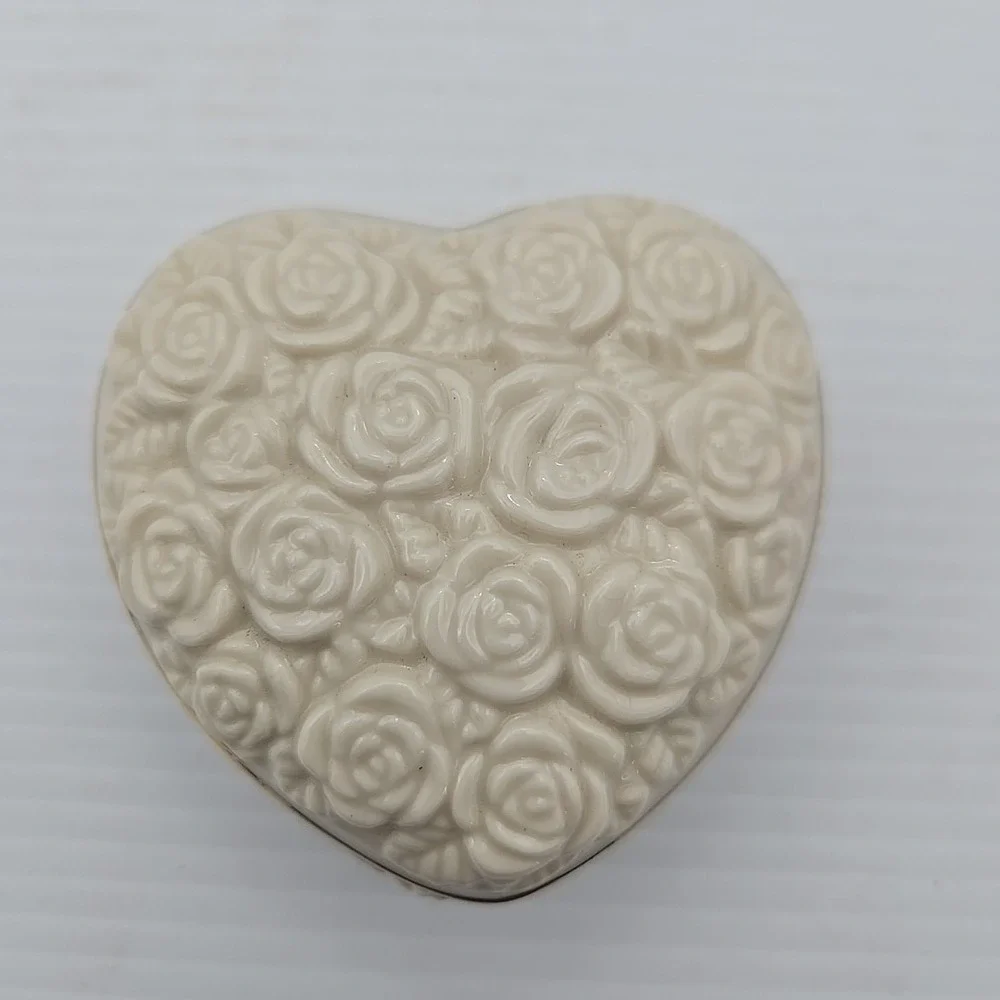 Lenox Rose Jewelry‎ Trinket Box Heart Shaped Cream Gold Trim Lid Porcelain
